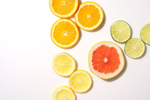 白い背景に並べた輪切りの柑橘類フルーツ
