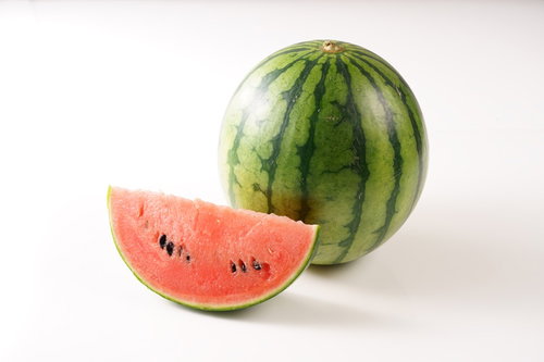 カット前のすいか1玉と1/8カットしたすいかの断面