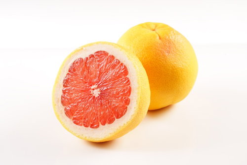 カット前と1/2カットのグレープフルーツ