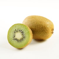 カット前と1/2カットのキウイフルーツの断面比較の写真