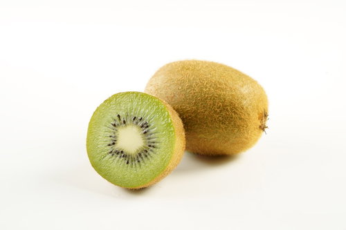 カット前と1/2カットのキウイフルーツの断面比較