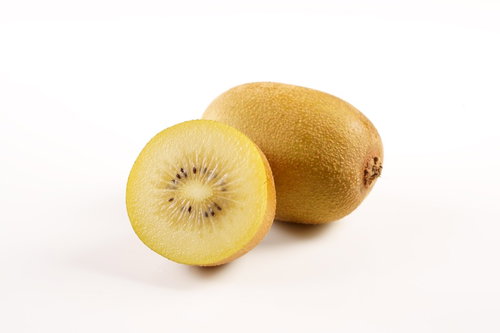 カット前と1/2カットのゴールデンキウイの断面