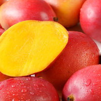 ハーフカットしたマンゴーの写真