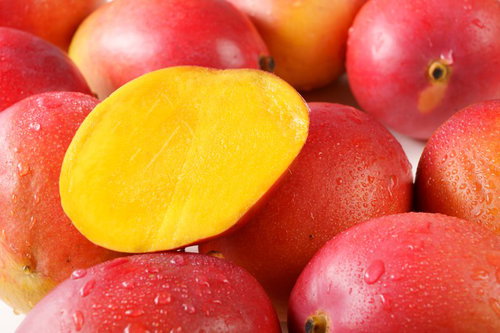 ハーフカットしたマンゴー