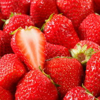 新鮮な苺盛り沢山、中央には半分カット、カットフルーツの写真