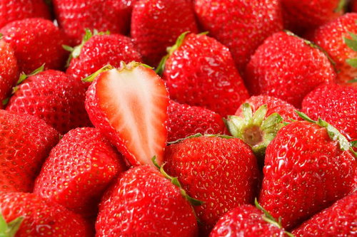 新鮮な苺盛り沢山、中央には半分カット、カットフルーツ