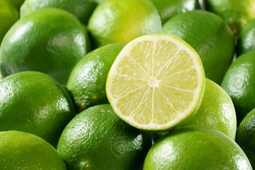 ライムてんこもり、カットフルーツの断面と新鮮な果実