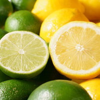 緑色のライムと黄色のレモンをハーフカットした断面の写真