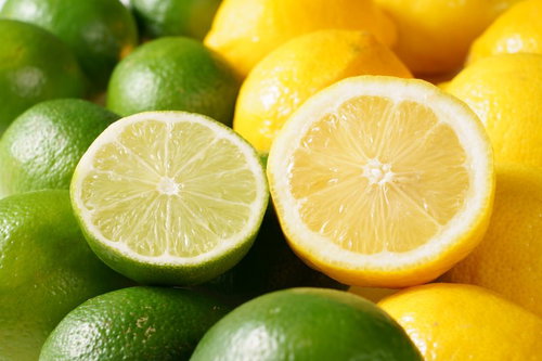 緑色のライムと黄色のレモンをハーフカットした断面