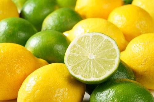 黄色いレモンと緑色のライムのカットフルーツ盛り合わせ