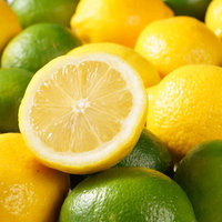 盛りだくさんのレモンとライムのカットフルーツの写真