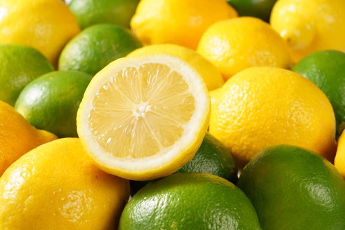 盛りだくさんのレモンとライムのカットフルーツ