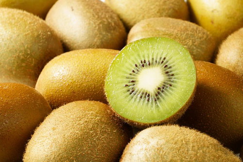 ハーフカットされたキウイフルーツの断面