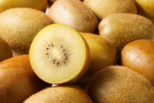 ハーフカットしたゴールデンキウイの断面の写真