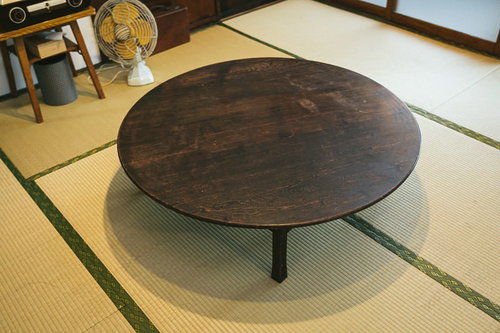 古民家の和室に置かれたTHEちゃぶ台と畳の風景