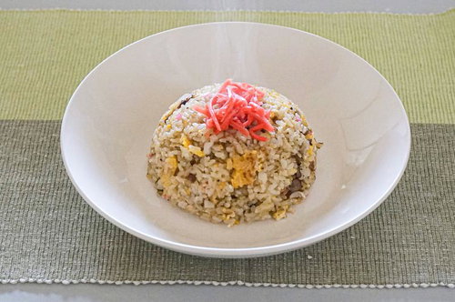 白い皿に盛られた紅生姜トッピングのチャーハン