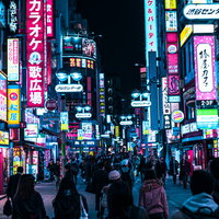 渋谷センター街のサイバーパンク夜景と人混みの写真