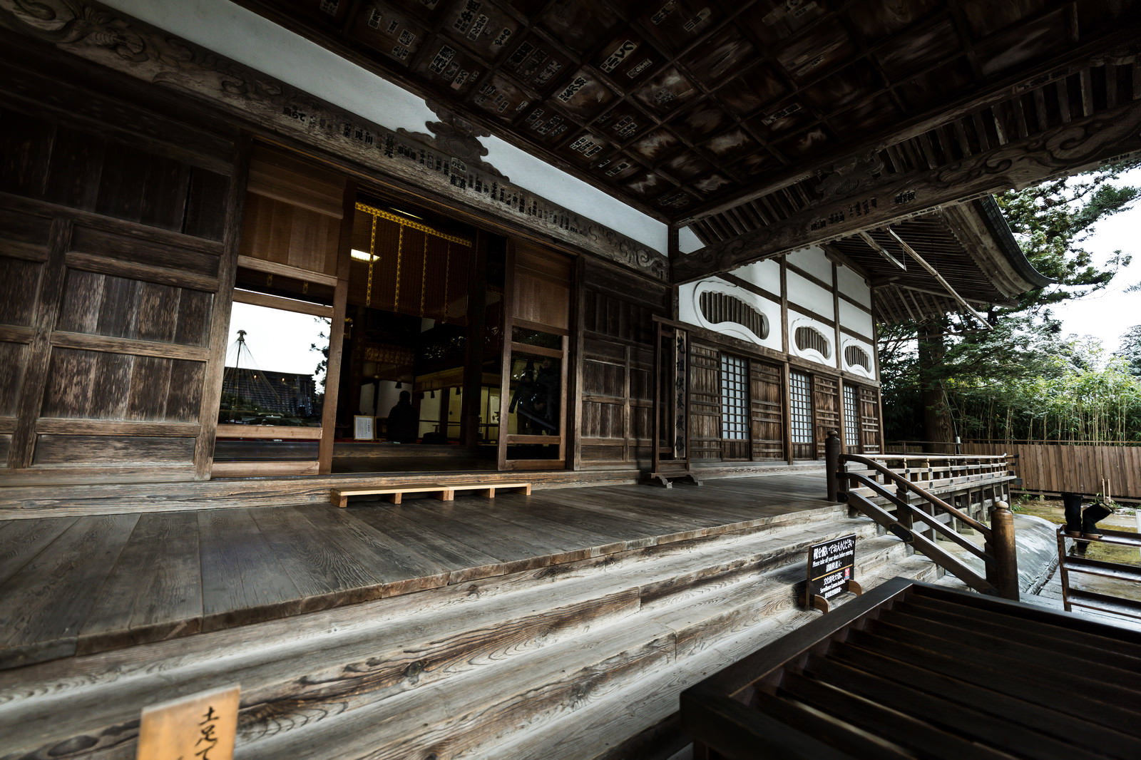 木造建築の中尊寺本堂を撮影した写真
