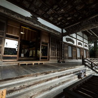 岩手県平泉の中尊寺本堂の造りと建築的特徴を撮影した写真の写真