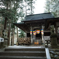 雪が降る中尊寺弁慶堂の冬景色 岩手県平泉の世界遺産の写真