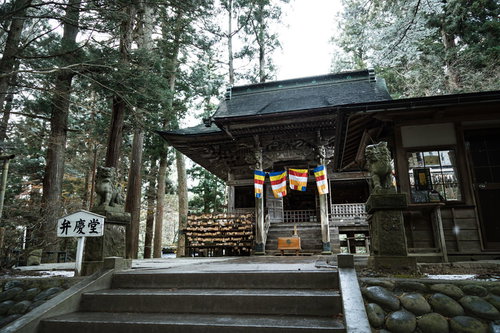 雪が降る中尊寺弁慶堂の冬景色 岩手県平泉の世界遺産