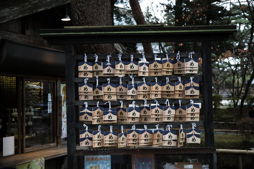 中尊寺峯薬師堂に奉納された「め」の絵馬と世界遺産平泉の信仰風景