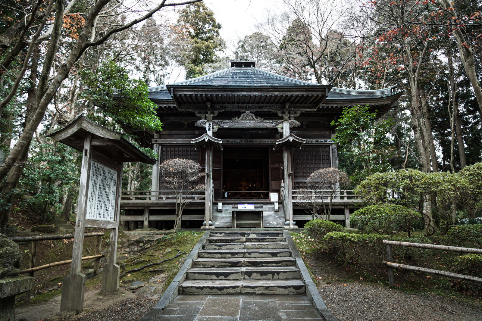 平泉・中尊寺峯薬師堂の木造山門
