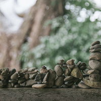中尊寺、白山神社能舞台の門にあった積石の写真