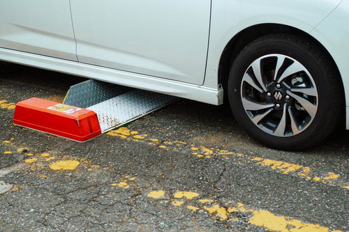 隣の奴の料金払っちゃった、コインパーキングのタイヤロック