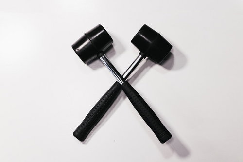 4000ハンマー、黒いダブハンが交差した作業工具