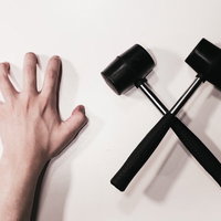 爪痕と交差するハンマー | 工具と傷跡のホラーの写真