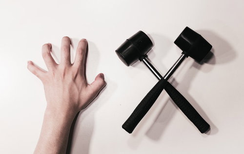 爪痕と交差するハンマー | 工具と傷跡のホラー