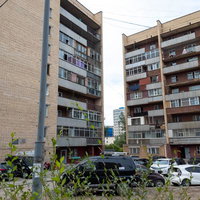 ウランバートルの集合住宅と駐車場の写真