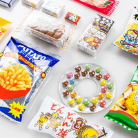 懐かしのスナック菓子と駄菓子の詰め合わせの写真