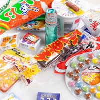 カラフルな駄菓子やお菓子の詰め合わせの写真