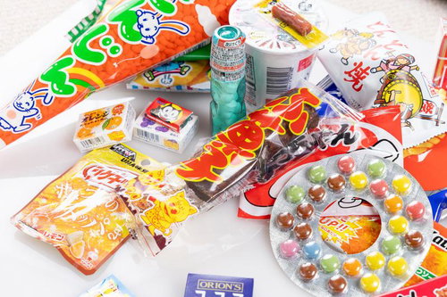 カラフルな駄菓子やお菓子の詰め合わせ
