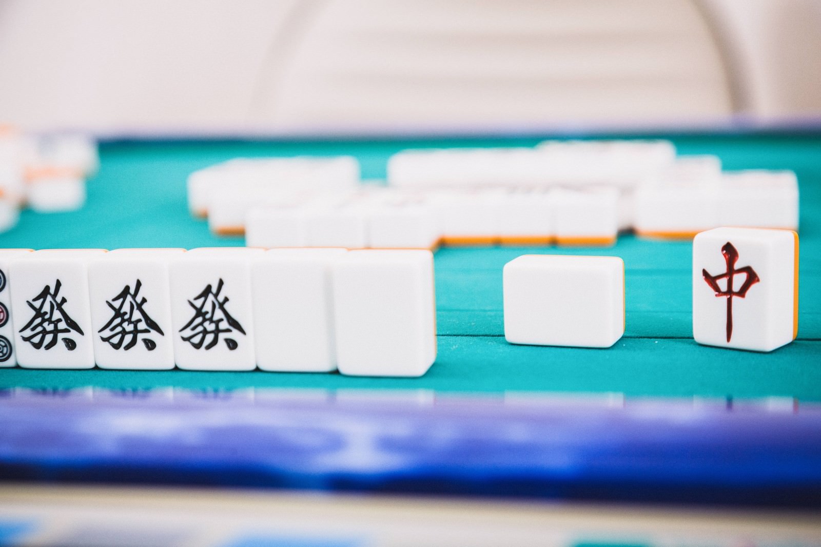 麻雀の牌置き台に役牌が並ぶ小三元狙いの手