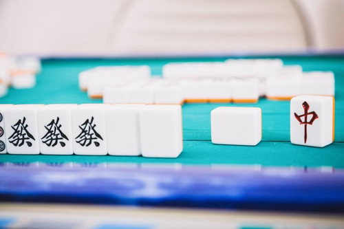 小三元ねらうべきか･･･麻雀の牌姿と役牌の配置戦略