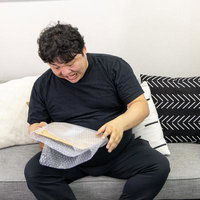 静電気めっちゃ溜まるタイプ、黄色いとげとげの髪で大興奮する男性の写真