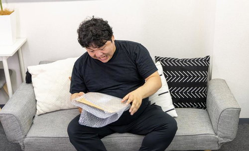 静電気めっちゃ溜まるタイプ、黄色いとげとげの髪で大興奮する男性