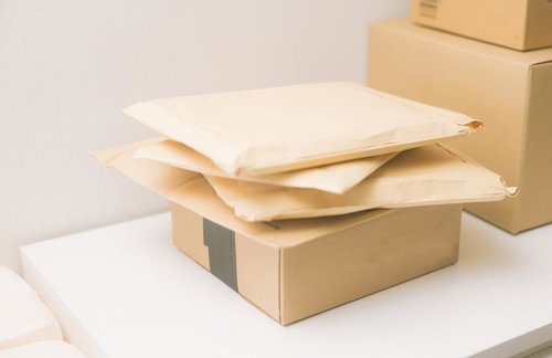 開けずに積まれていくダンボール箱の本（積読）