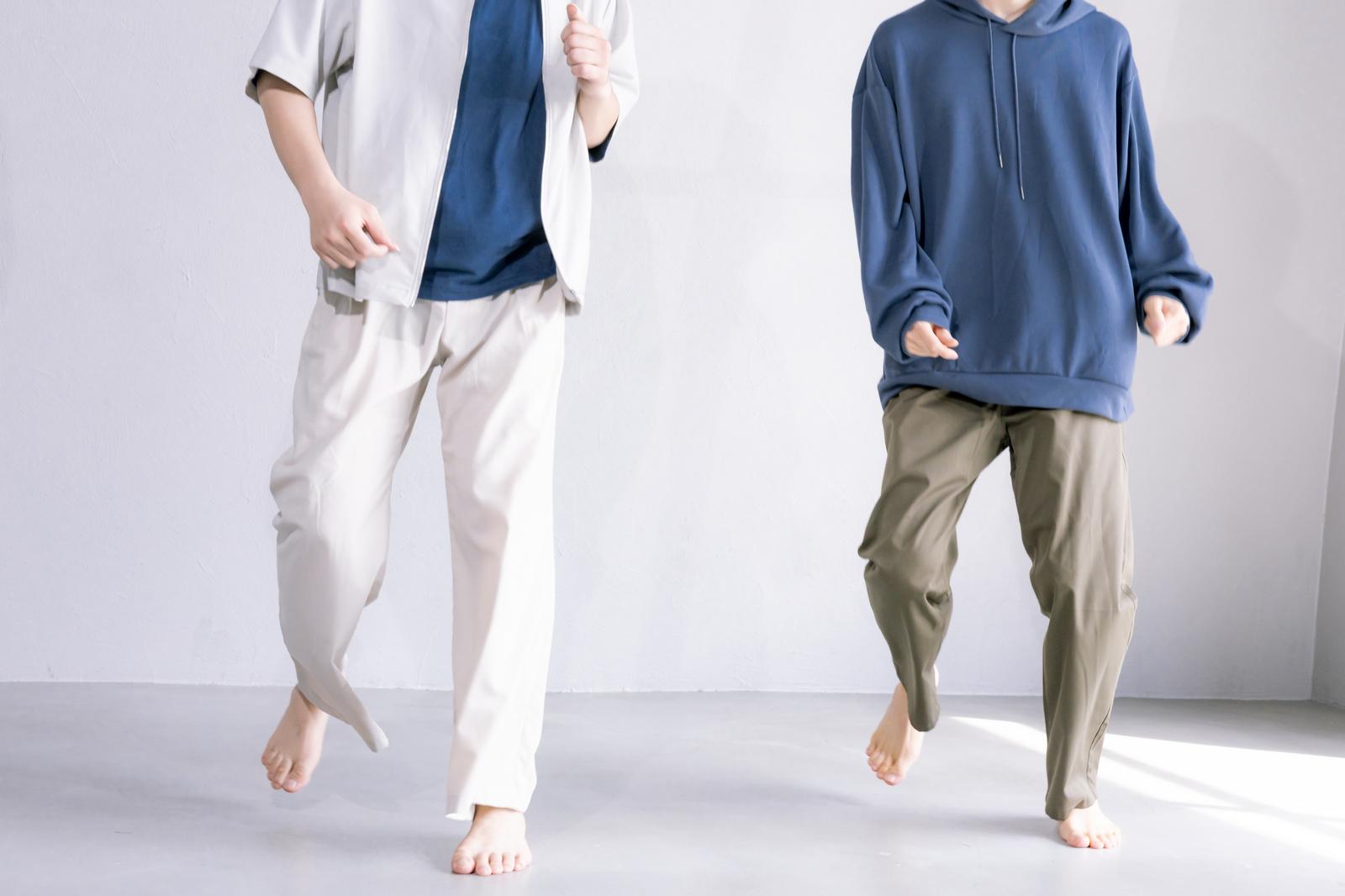 裸足でステップを踏みながら踊る男性二人組