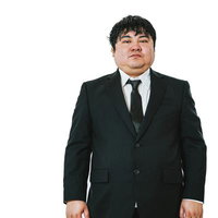 スーツ姿で正面を向く男性の写真