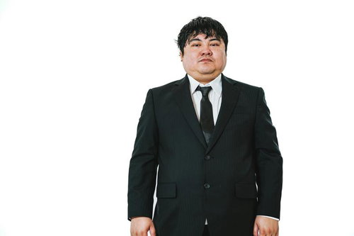 スーツ姿で正面を向く男性