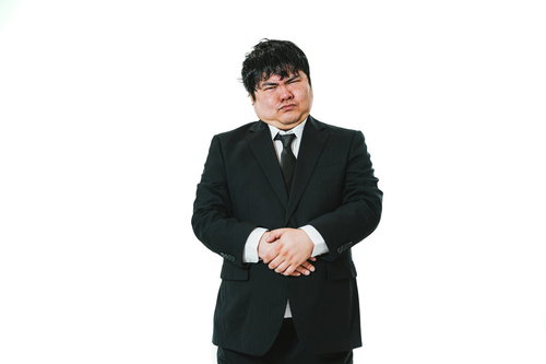 謝罪会見で頭を下げる会社員・部長の陳謝姿勢