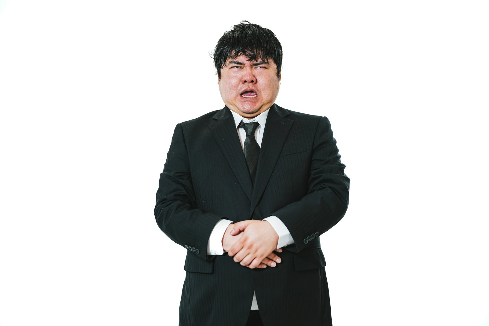 陳謝する男性会社員［モデル：段田隼人］
