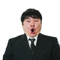 黒いスーツを着た男性がめちゃくちゃ驚く表情の写真