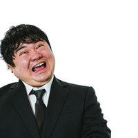 失態に引きつり笑いを浮かべるスーツの男性の写真