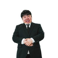 黒いスーツを着た男性が驚いた表情で腕組みをするの写真