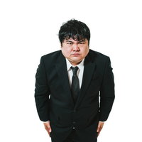 真摯に受け止めておりますと深くお辞儀するスーツ姿の男性の写真